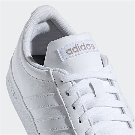 tenis adidas branco feminino casual.